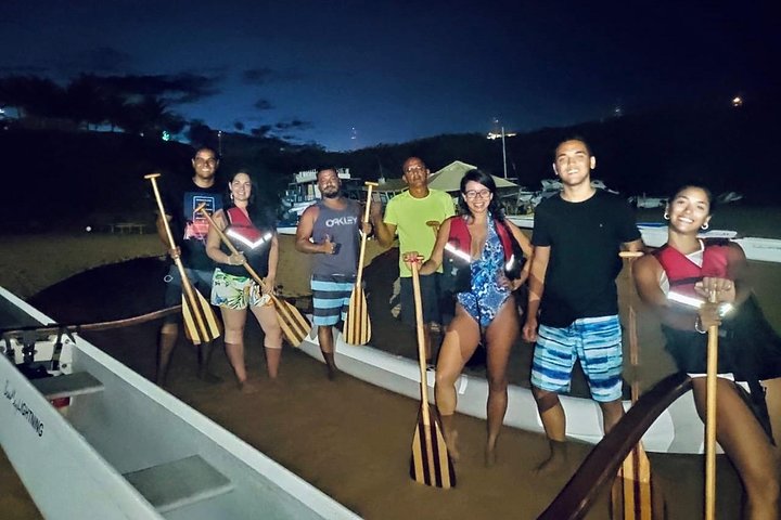 Hawaiiaanse kano in Fernando de Noronha