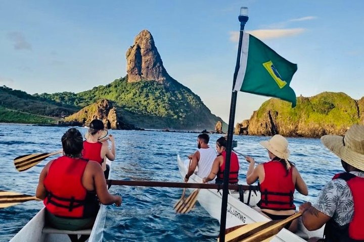 Hawaiiaanse kano in Fernando de Noronha