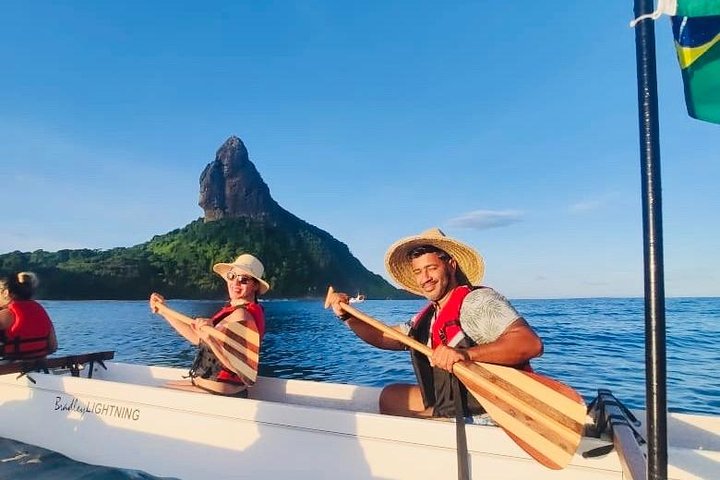 Hawaiiaanse kano in Fernando de Noronha