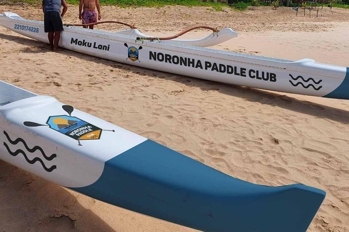 Hawaiiaanse kano in Fernando de Noronha