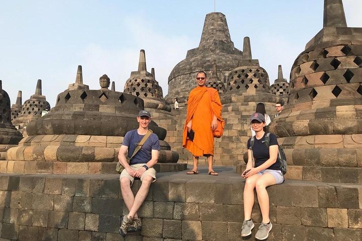 Subida a la cima del templo de Borobudur y templo de Prambanan: tour de 1 día