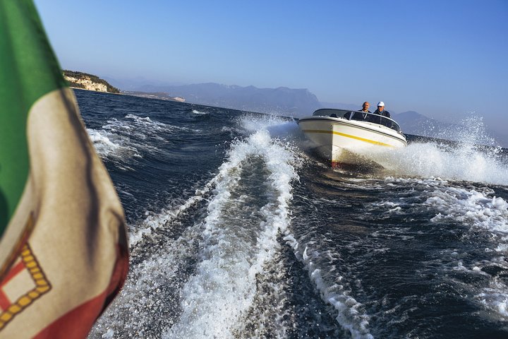 Paseo en barco por los castillos con degustación de vinos Bardolino y bocadillos