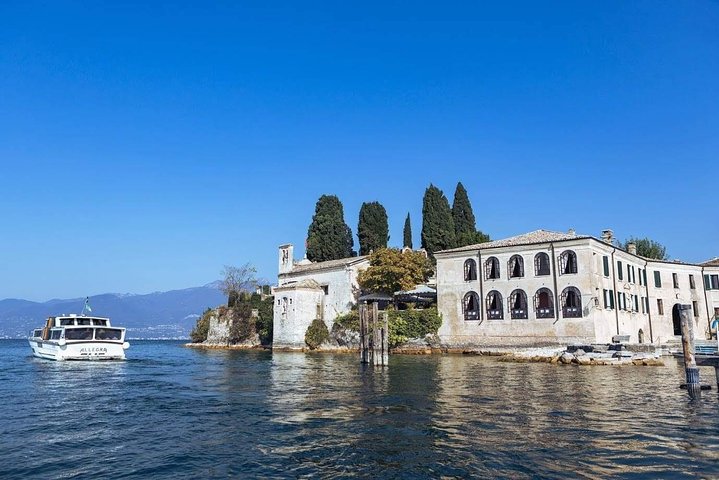 Paseo en barco por los castillos con degustación de vinos Bardolino y bocadillos