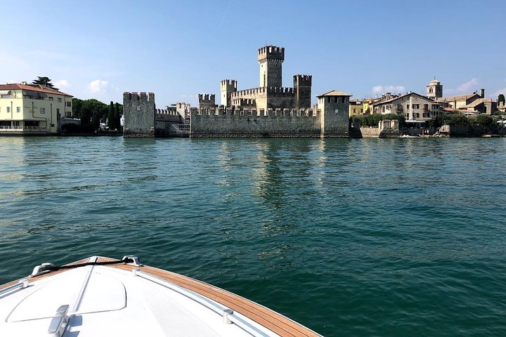 Paseo en barco por los castillos con degustación de vinos Bardolino y bocadillos