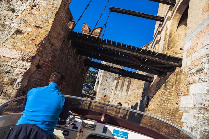 Paseo en barco por los castillos con degustación de vinos Bardolino y bocadillos
