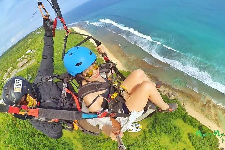 Paragliding Bali ved Uluwatu Cliff med fotos/videoer