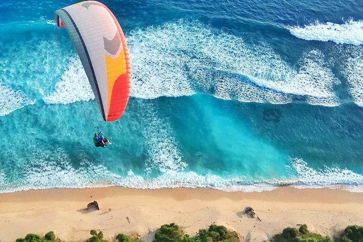 Paragliding Bali ved Uluwatu Cliff med fotos/videoer