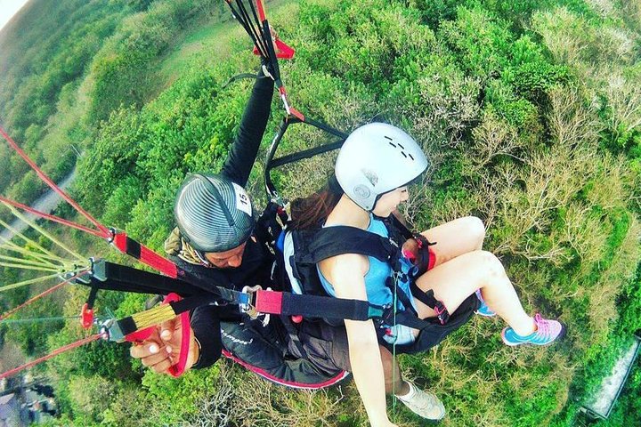 Paragliding Bali ved Uluwatu Cliff med fotos/videoer