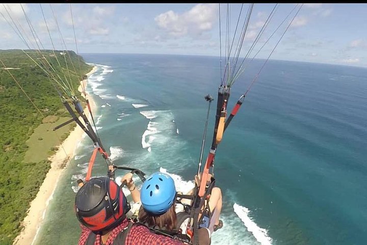 Paragliding Bali ved Uluwatu Cliff med fotos/videoer