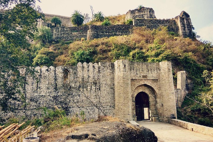 Historisk Tour inklusive Unesco Kangra Fort & Rock cut tempel fra Dharamshala