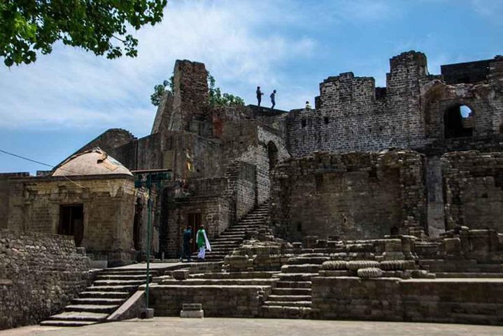 Historisk Tour inklusive Unesco Kangra Fort & Rock cut tempel fra Dharamshala