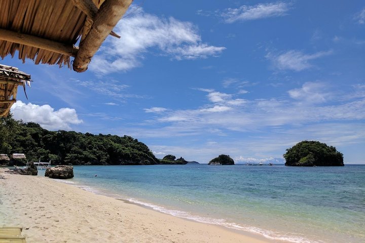 Boracay Island Hopping + Hot Kawa + Parasailing + Hjälmdykning