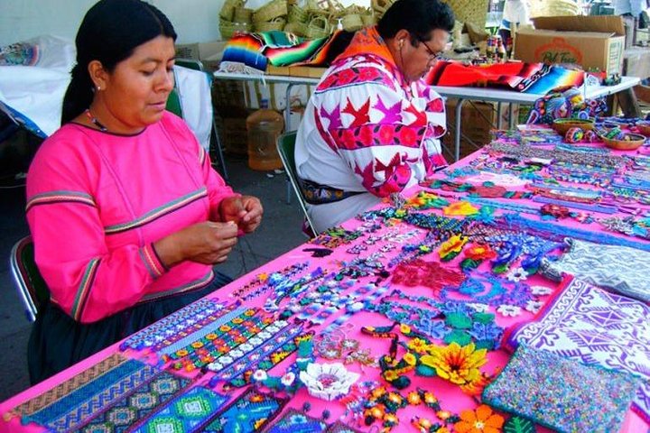 Privérondleiding door kunstpottenbakkerij : werkplaats Tlaquepaque, Tonalá en klei