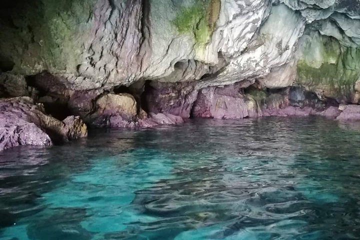 Paseo en barco por Ortigia, cuevas marinas, Pillirina y snorkel.