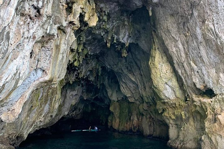 Paseo en barco por Ortigia, cuevas marinas, Pillirina y snorkel.