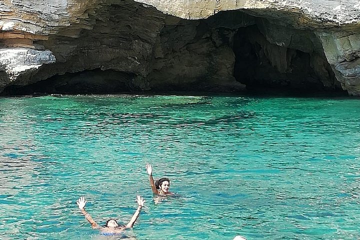 Paseo en barco por Ortigia, cuevas marinas, Pillirina y snorkel.