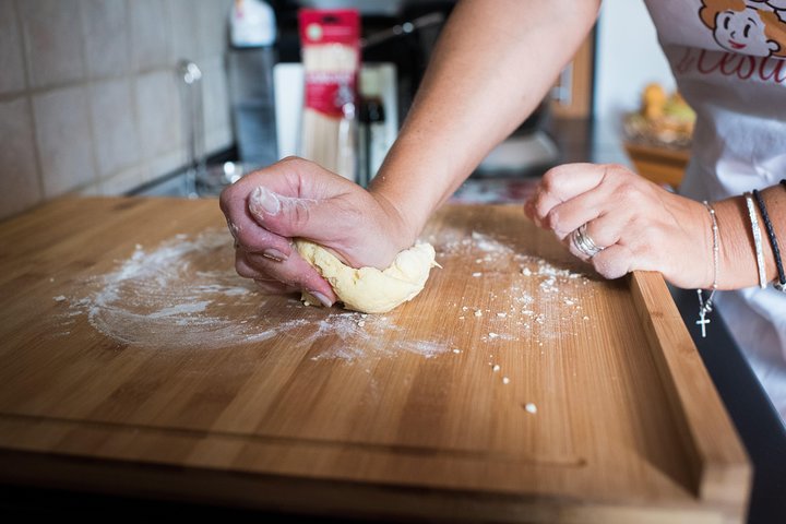 Pasta maken bij een local thuis met proeverij in Aosta