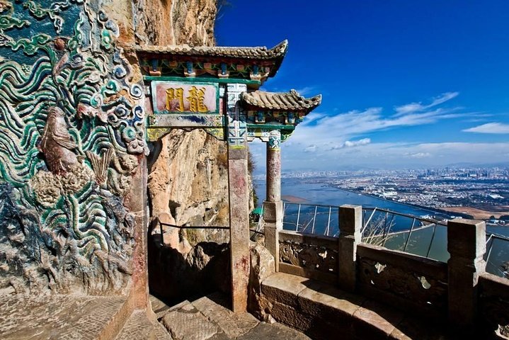 Tour privato di 1 giorno: Stone Forest e Western Hill (Dragon Gate) da Kunming