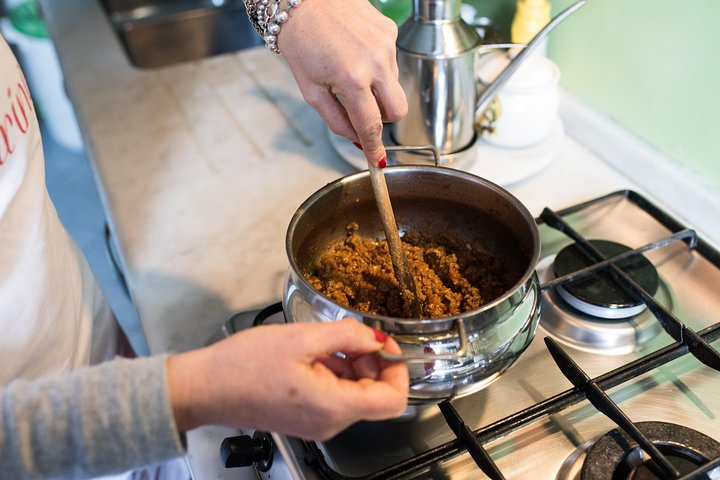 Cesarine: Markedstur og madlavningskursus i Local's Home i Asti