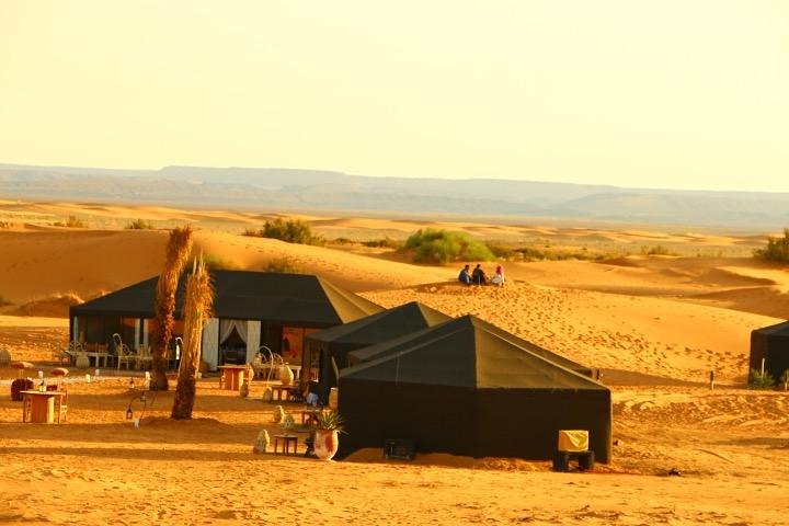 Merzouga: Overnatning i luksuriøs ørkencamp med Camel Ride, måltider og sandboarding