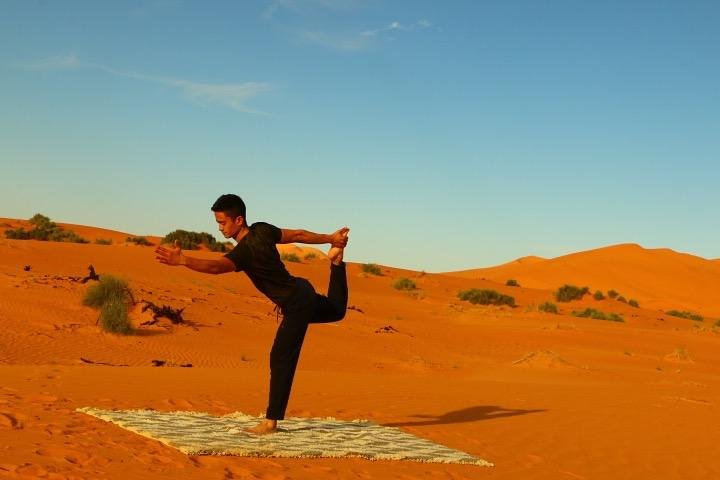 Merzouga: Overnatning i luksuriøs ørkencamp med Camel Ride, måltider og sandboarding