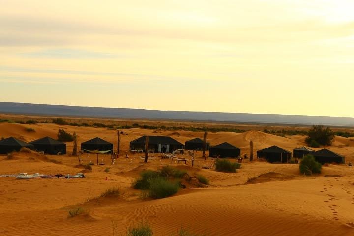 Merzouga: Overnatning i luksuriøs ørkencamp med Camel Ride, måltider og sandboarding