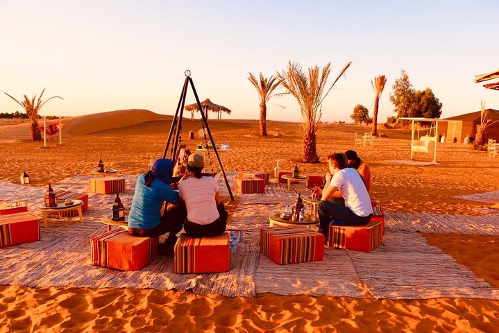 Merzouga: Overnatning i luksuriøs ørkencamp med Camel Ride, måltider og sandboarding