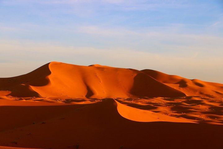 Merzouga: Overnatning i luksuriøs ørkencamp med Camel Ride, måltider og sandboarding