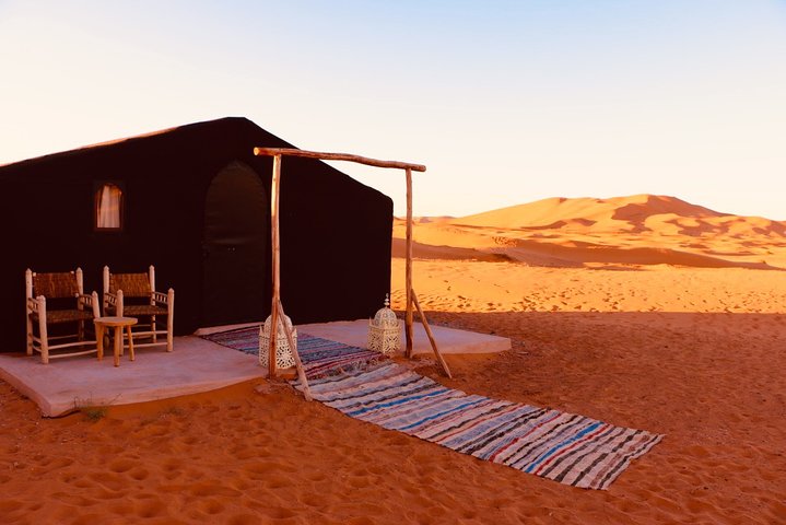 Merzouga: Overnatning i luksuriøs ørkencamp med Camel Ride, måltider og sandboarding