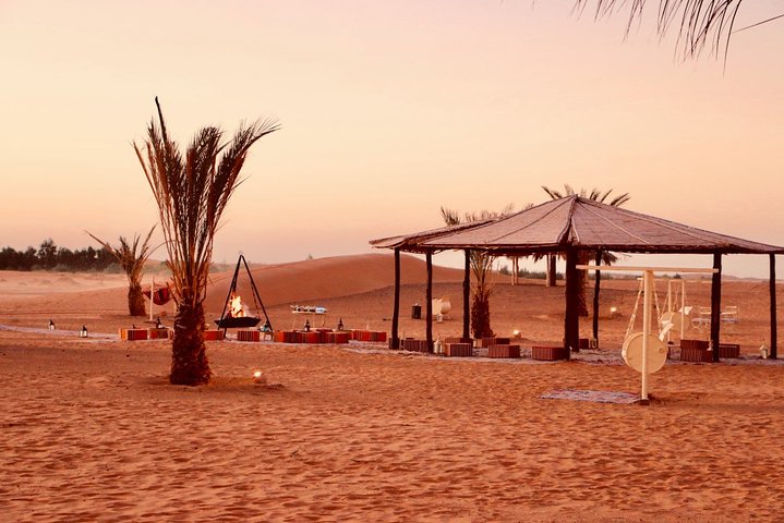 Merzouga: Overnatning i luksuriøs ørkencamp med Camel Ride, måltider og sandboarding