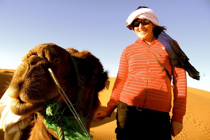Merzouga: Overnatning i luksuriøs ørkencamp med Camel Ride, måltider og sandboarding