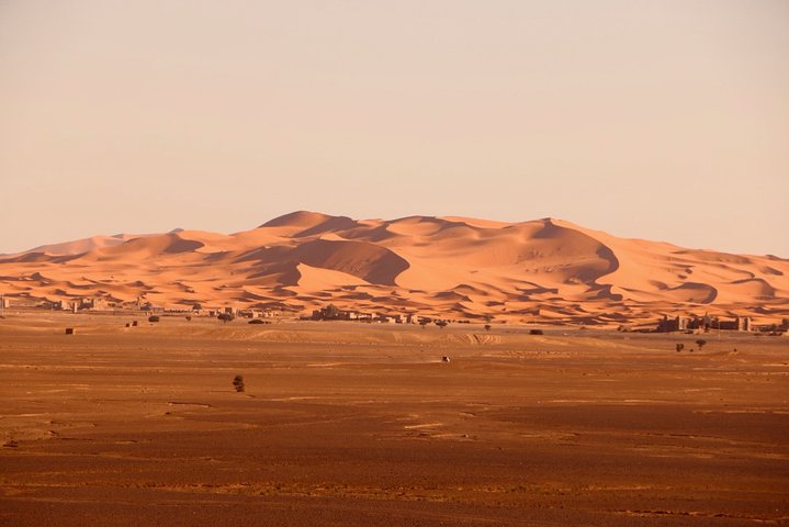 Merzouga: Overnatning i luksuriøs ørkencamp med Camel Ride, måltider og sandboarding