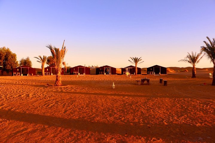 Merzouga: Overnatning i luksuriøs ørkencamp med Camel Ride, måltider og sandboarding
