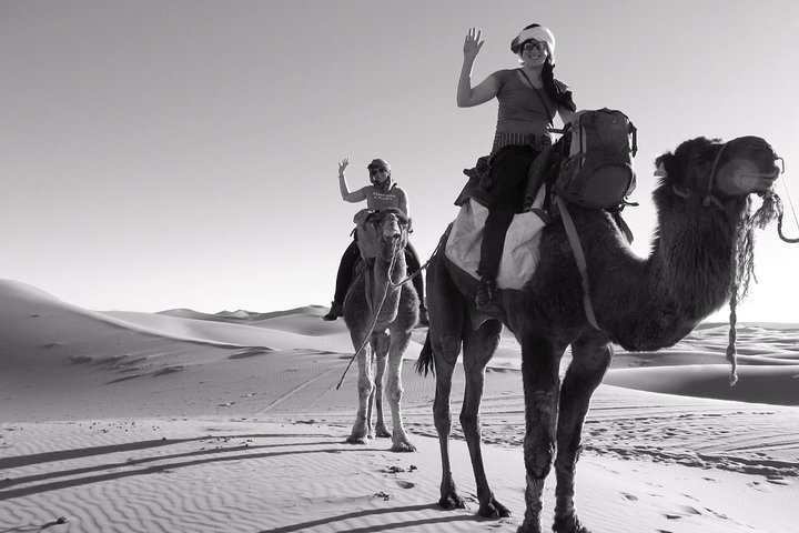 Merzouga: Overnatning i luksuriøs ørkencamp med Camel Ride, måltider og sandboarding