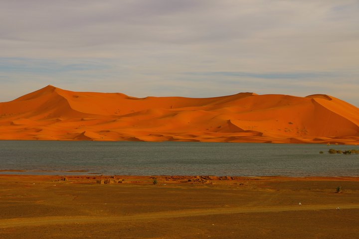 Merzouga: Overnatning i luksuriøs ørkencamp med Camel Ride, måltider og sandboarding