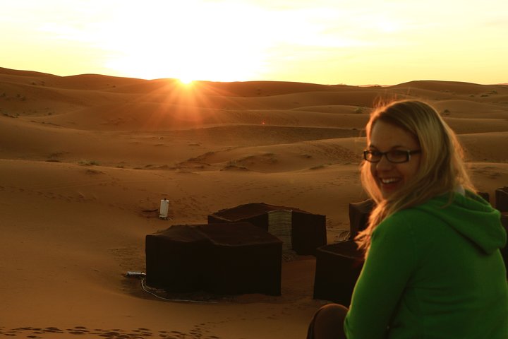 Merzouga: Overnatning i luksuriøs ørkencamp med Camel Ride, måltider og sandboarding