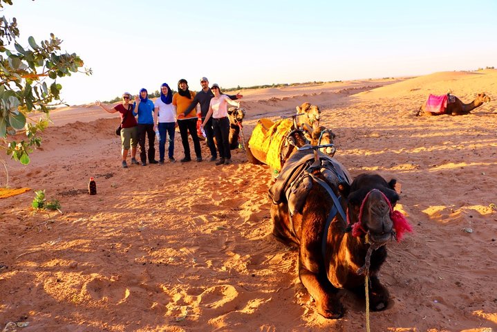 Merzouga: Overnatning i luksuriøs ørkencamp med Camel Ride, måltider og sandboarding