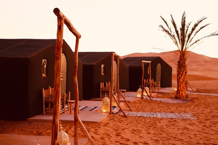Merzouga: Overnatning i luksuriøs ørkencamp med Camel Ride, måltider og sandboarding