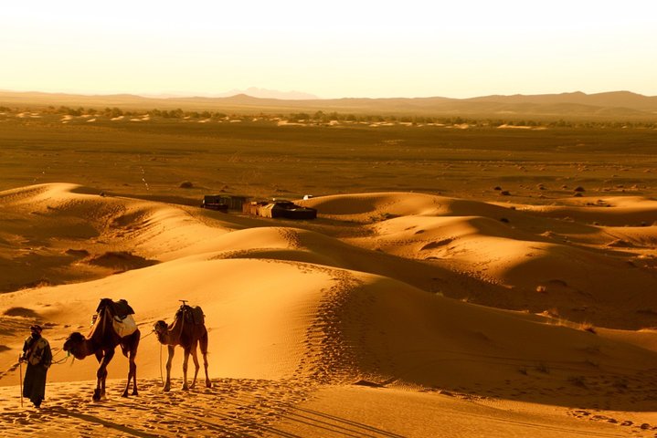 Merzouga: Overnatning i luksuriøs ørkencamp med Camel Ride, måltider og sandboarding