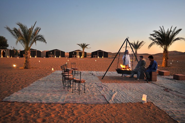 Merzouga: Overnatning i luksuriøs ørkencamp med Camel Ride, måltider og sandboarding