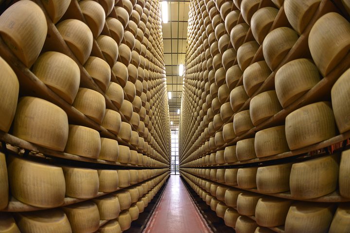 De Parme : Visite de la ferme Parmigiano Reggiano et dégustation avec transfert