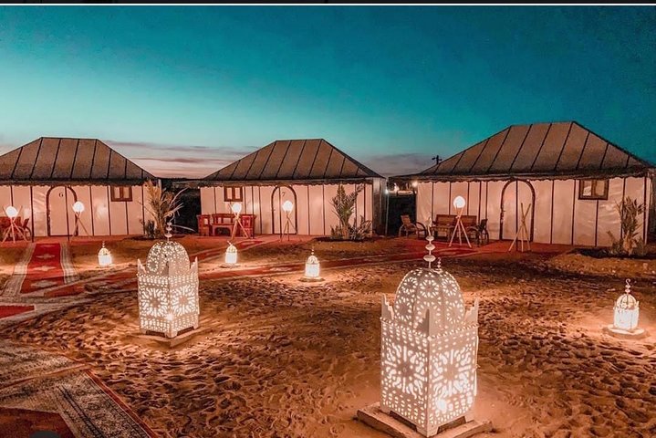 Merzouga: nuit dans un camp de luxe dans le désert avec promenade à dos de chameau, repas et sandboard
