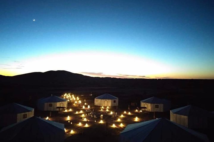 Merzouga: nuit dans un camp de luxe dans le désert avec promenade à dos de chameau, repas et sandboard