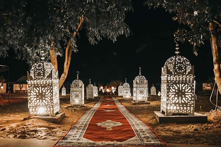 Merzouga: nuit dans un camp de luxe dans le désert avec promenade à dos de chameau, repas et sandboard
