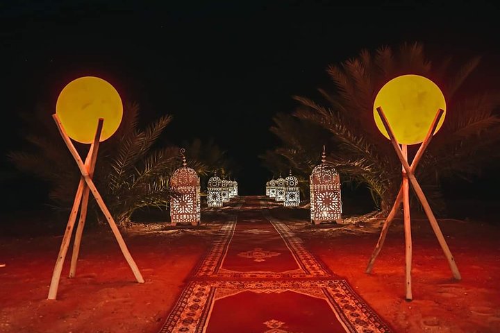 Merzouga: nuit dans un camp de luxe dans le désert avec promenade à dos de chameau, repas et sandboard