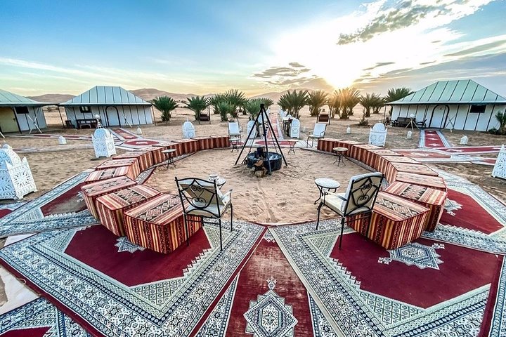 Merzouga: nuit dans un camp de luxe dans le désert avec promenade à dos de chameau, repas et sandboard