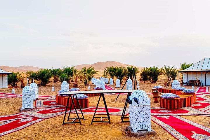 Merzouga: nuit dans un camp de luxe dans le désert avec promenade à dos de chameau, repas et sandboard