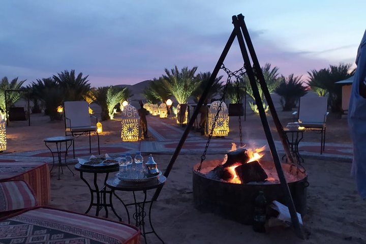 Merzouga: nuit dans un camp de luxe dans le désert avec promenade à dos de chameau, repas et sandboard
