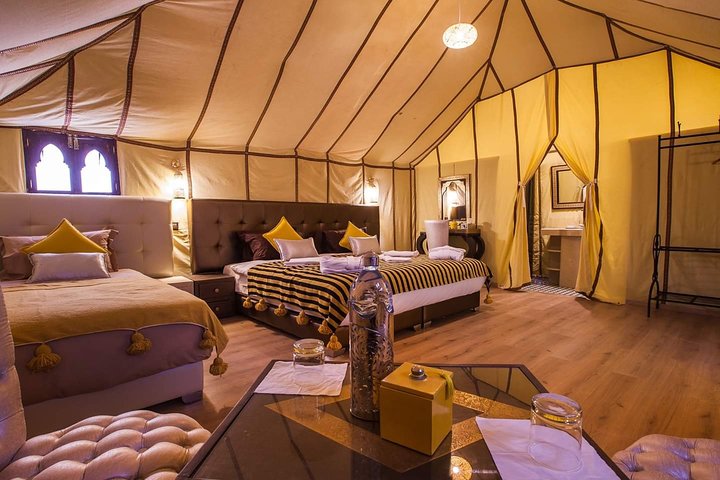 Alojamiento en Desert Camp con paseo en camello Todas las comidas y el sandboard