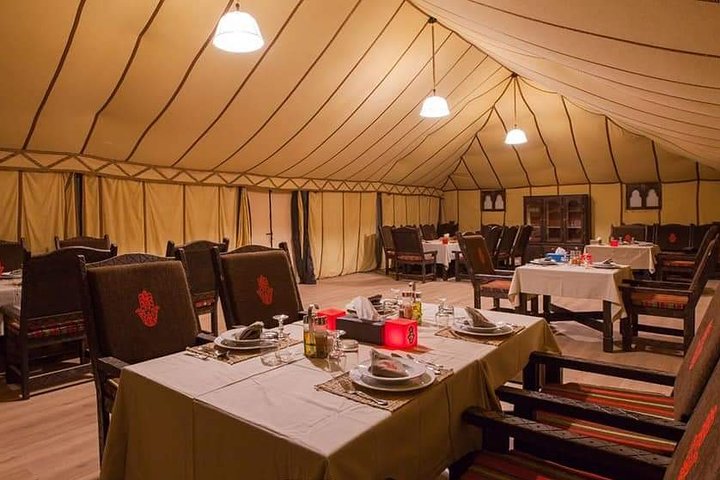 Merzouga: nuit dans un camp de luxe dans le désert avec promenade à dos de chameau, repas et sandboard